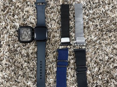 Apple Watch SE 1st Gen 40mm Space Gray Aluminum GPS Smartwatch A2351 with additional wristbands (REASONABLE OFFER)