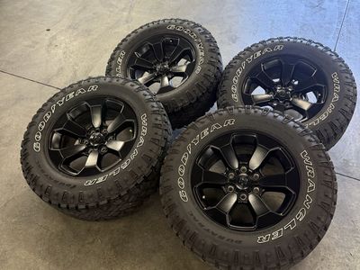 LIKE NEW 2026 ram rebel 1500 OEM 18in/ 275/70/18 tires