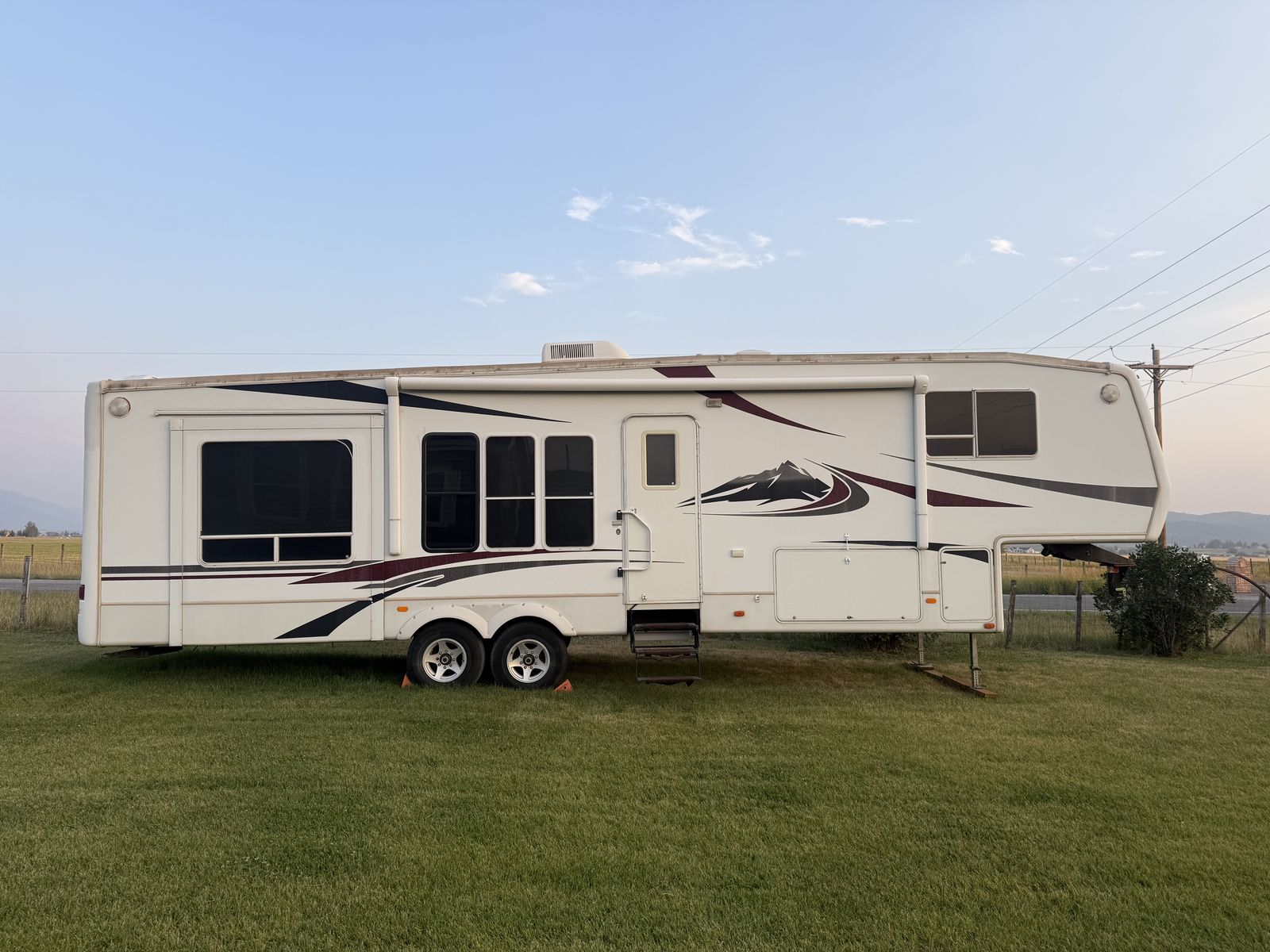 2004 Keystone Everest 361P 5th Wheel ~ 3 Slides ~ $11,500 OBO ~ Sold As Is