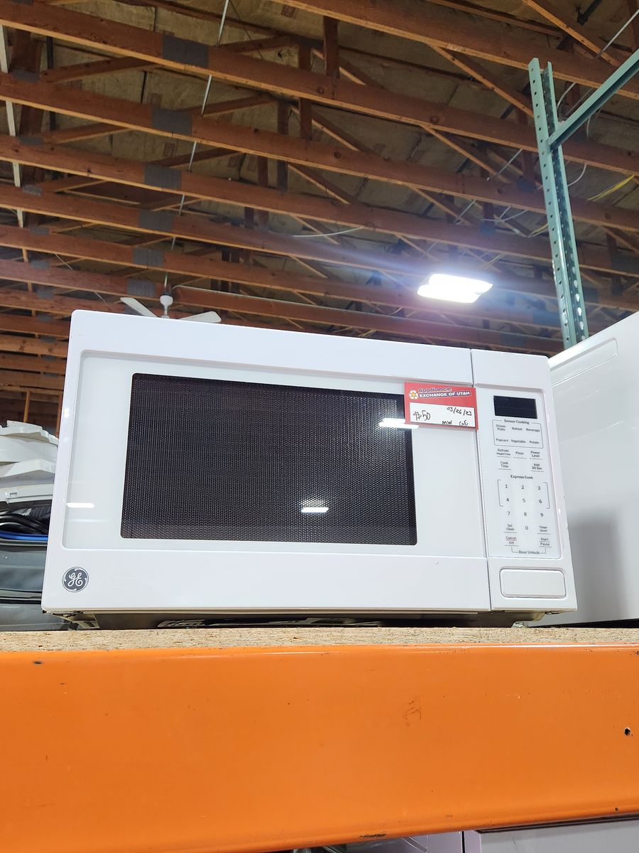 NICE WHITE GE COUNTER TOP MICROWAVE!