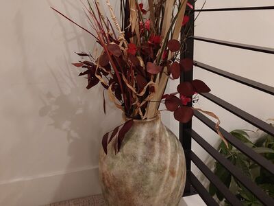 Decorative Vase w/plastic plants
