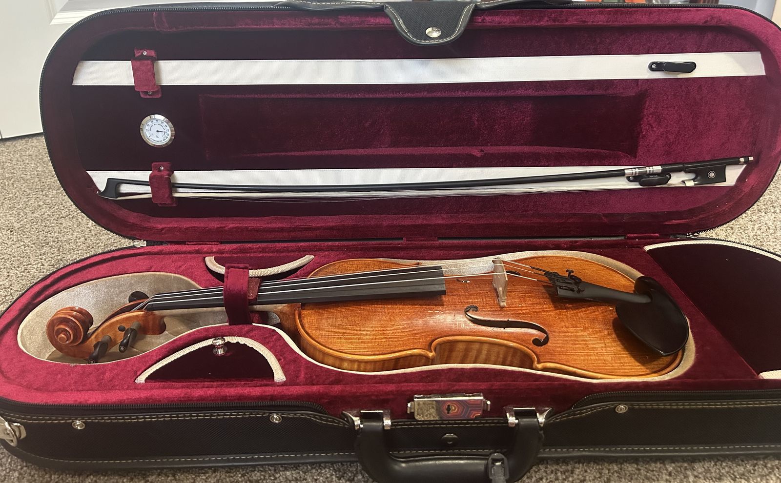 4/4 Exquisitus Violin Model 100 with Bow and Lockable Case