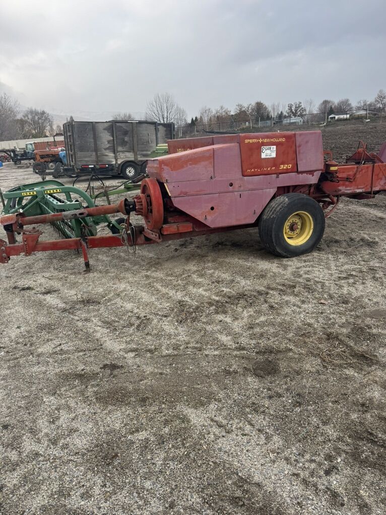 New Holland 320 Baler