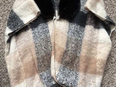 Adrienne Vittadini black faux fur collar scarf sha