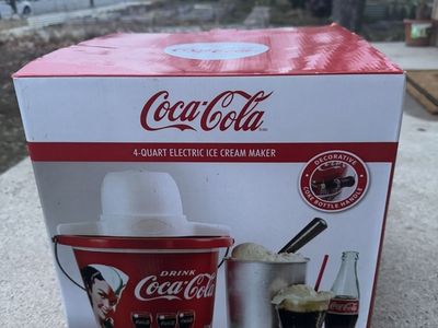 Brand new Coca-Cola 4 Quart electric cream maker