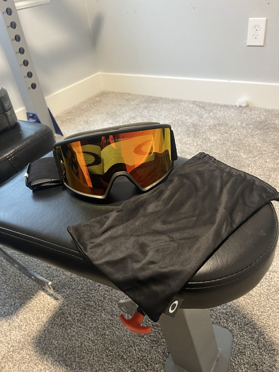 Oakley Ski Goggles with Prizm Lens and Adjustable Strap - Excellent Condition