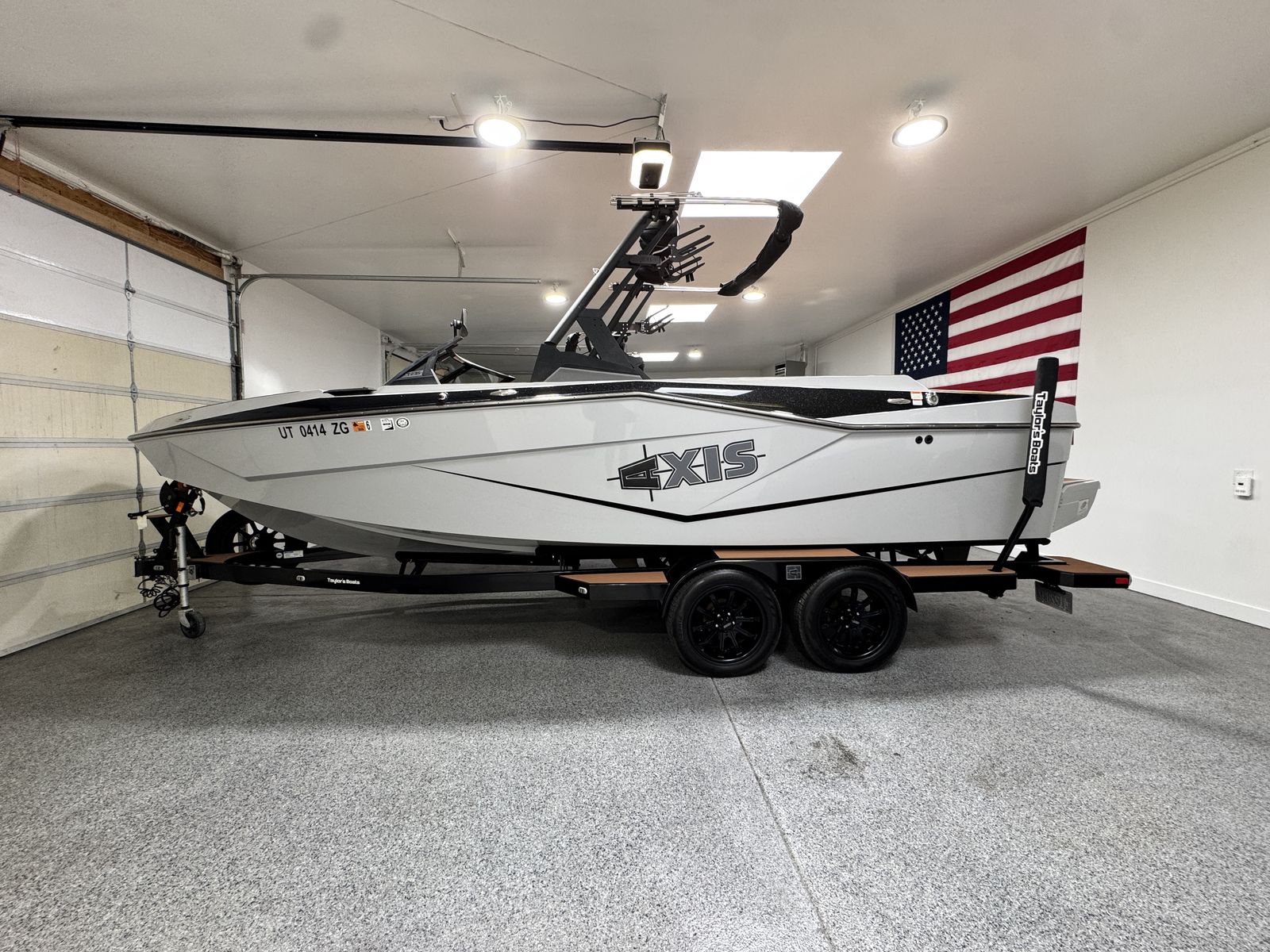 2024 Axis T235 – M6 – Loaded – Clean Boat