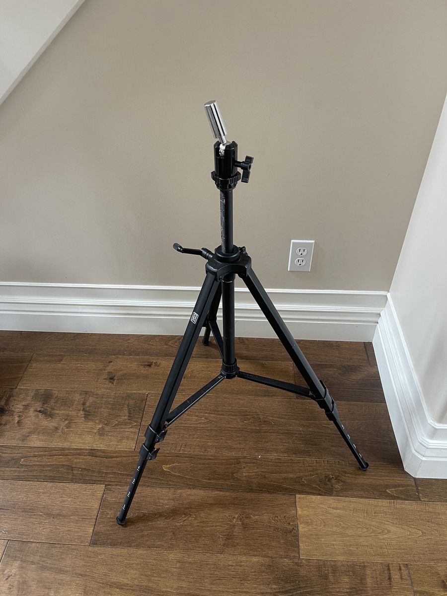 Pivot Point Mannequin Head Tripod Stand