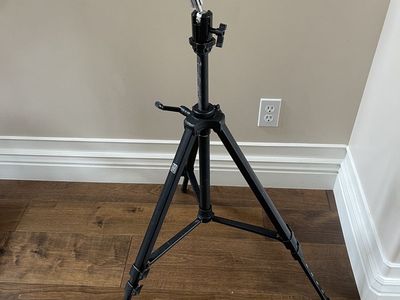 Pivot Point Mannequin Head Tripod Stand