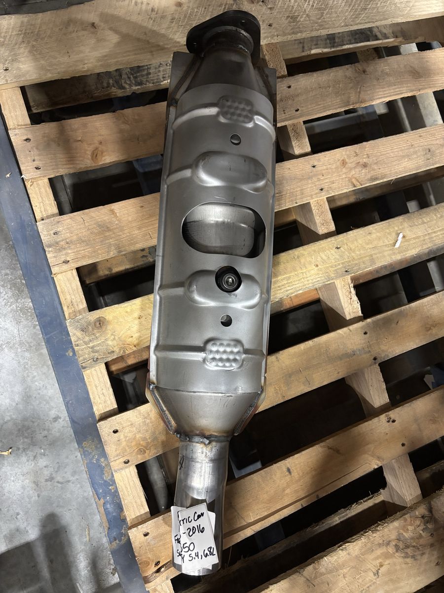 New rear catalytic converter for 2005 to 2016 Ford E350 super duty