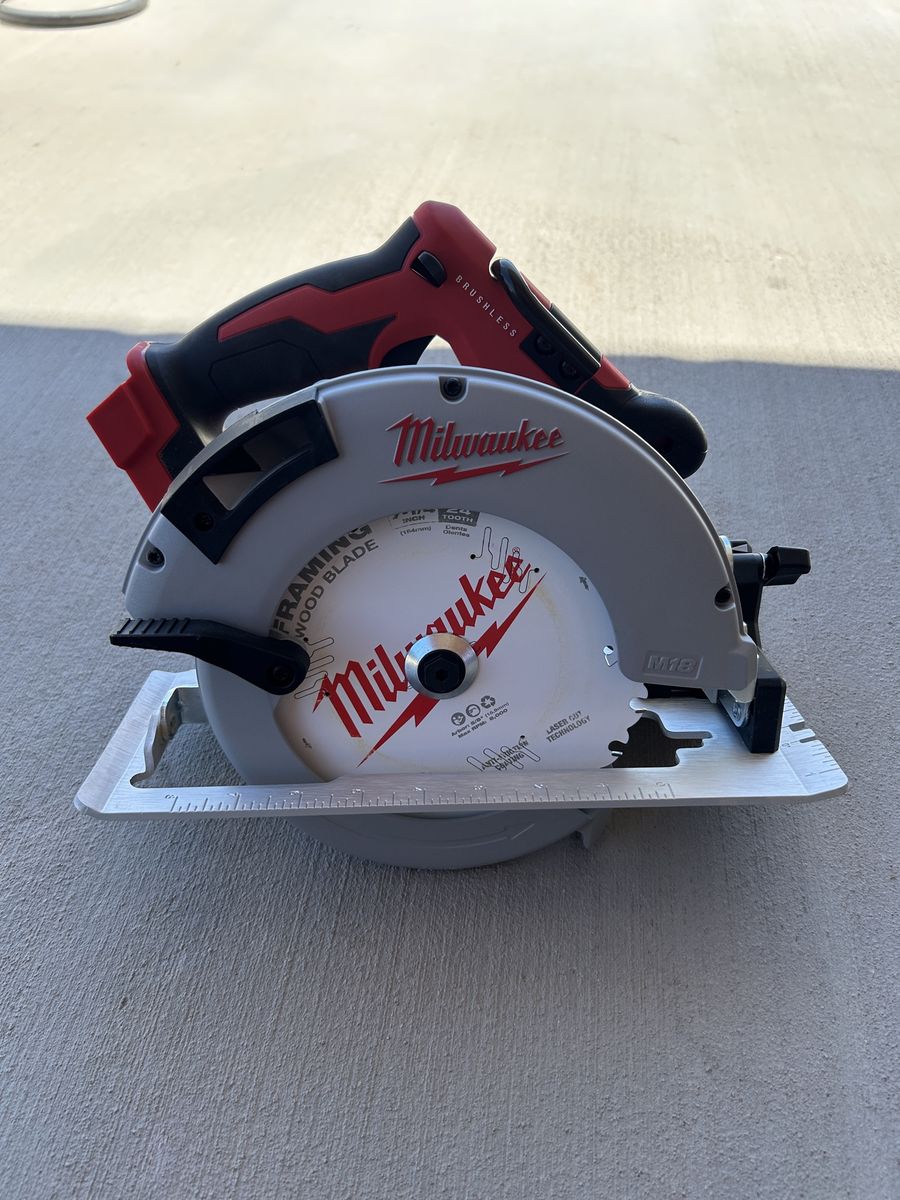 Milwaukee M18 18V Lithium-Ion Brushless Cordless 7-1/4 in. Circular Saw (Tool-Only)