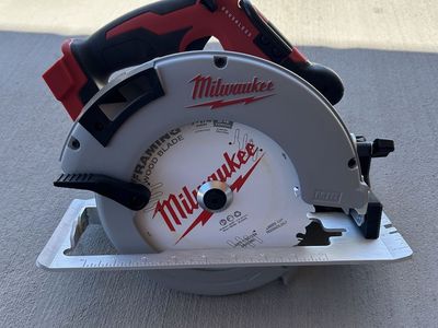 Milwaukee M18 18V Lithium-Ion Brushless Cordless 7-1/4 in. Circular Saw (Tool-Only)