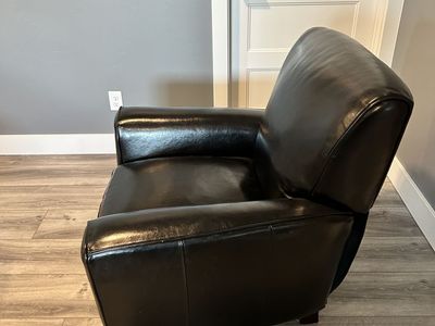 Black Leather Recliner Armchair - Comfortable & Stylish Living Room Furniture