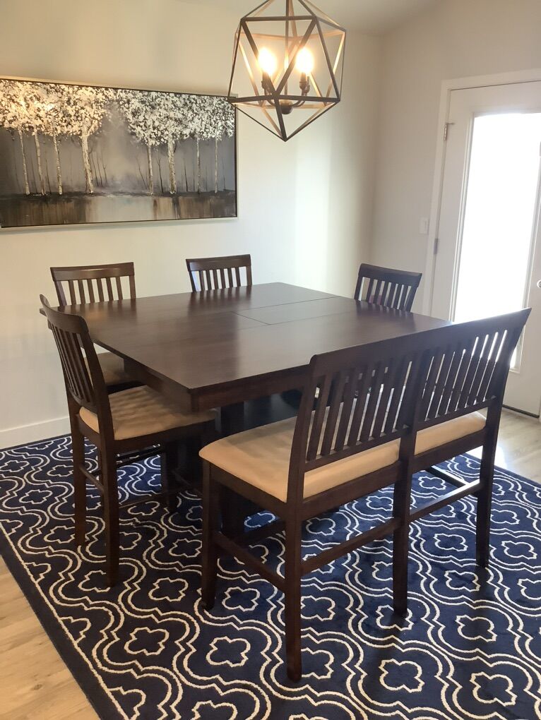 Extendable Like-New Dining Room Table
