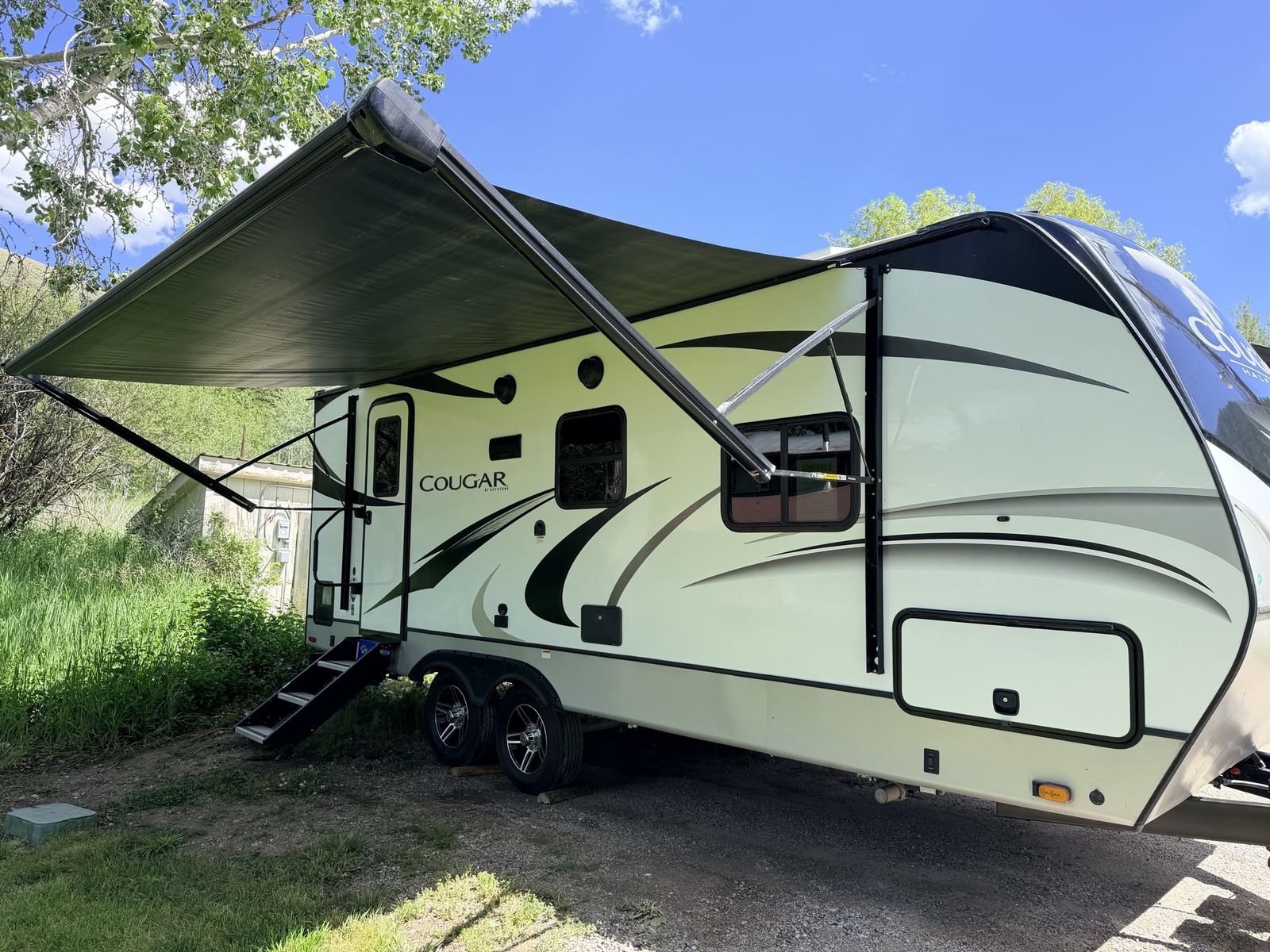 2021 Keystone Cougar Half-Ton Luxury Travel Trailer CG22RBSWE21 - Climate Guard, Solar, In-Command