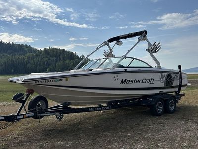 MasterCraft X-Star Wakeboard Boat with Trailer - White/Black, UT 9880 AE Registration