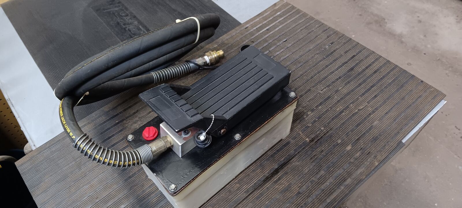 Air over hydraulic pump