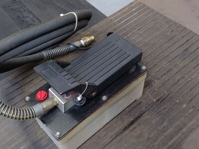 Air over hydraulic pump