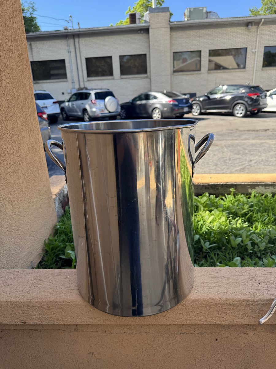 Stainless Steel Pot 40 Quart, It doesn't have a lid