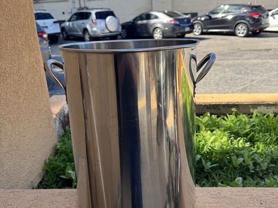 Stainless Steel Pot 40 Quart, It doesn't have a lid
