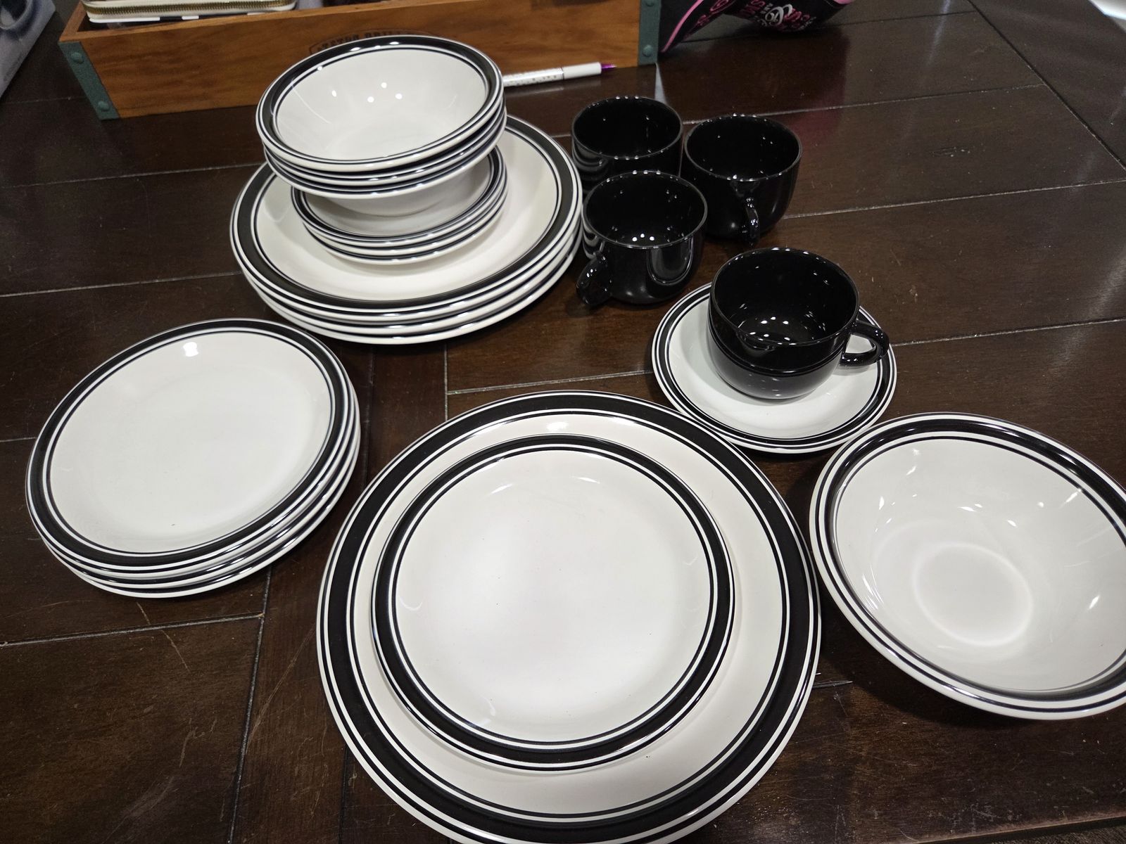 Service for 4- 20 Piece set Newcor stoneware