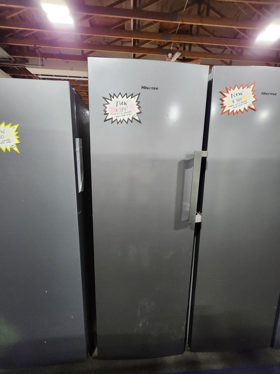 BEAUTIFUL BRAND NEW! HISENSE 10.2 CF UPRIGHT FRIDGE/FREEZER!