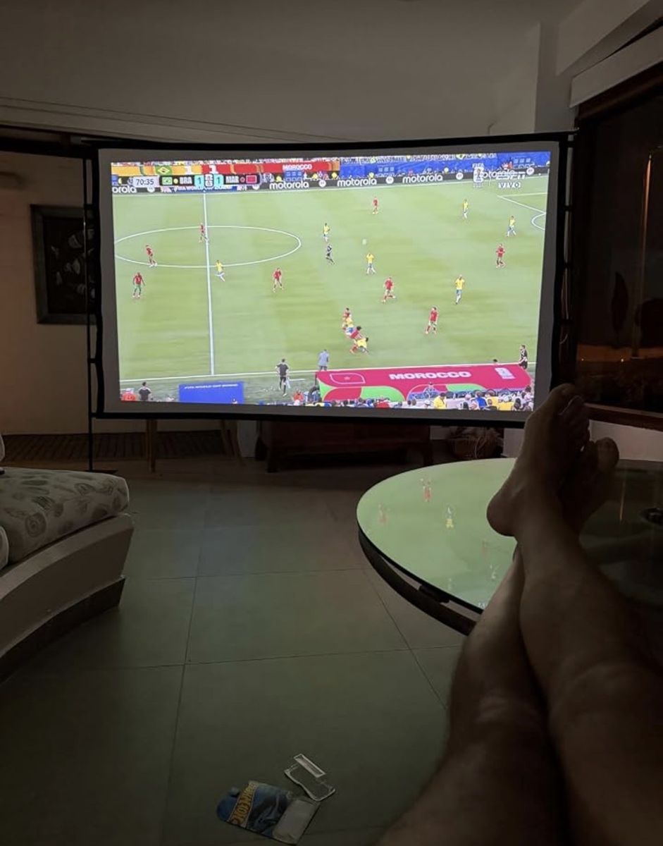 Like-New Smart Projector + Projector Screen – Complete Home Theater Setup