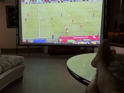 Like-New Smart Projector + Projector Screen – Complete Home Theater Setup