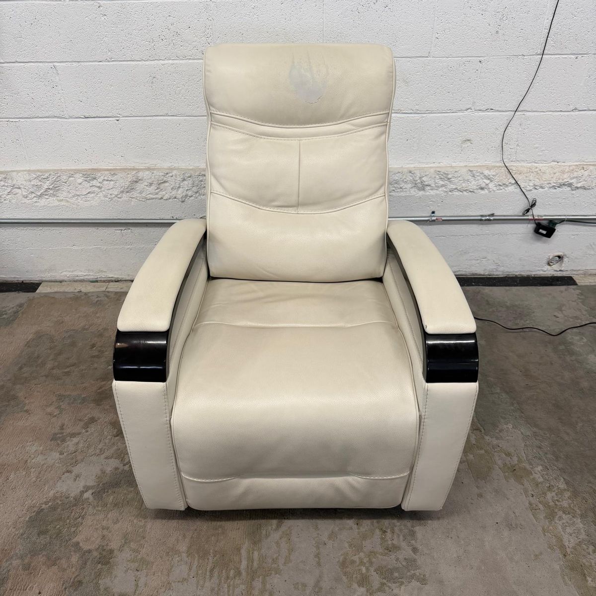 COSTCO CANMORE LEATHER POWER RECLINER CHAIR W/ POWER HEADREST, CREAM!!