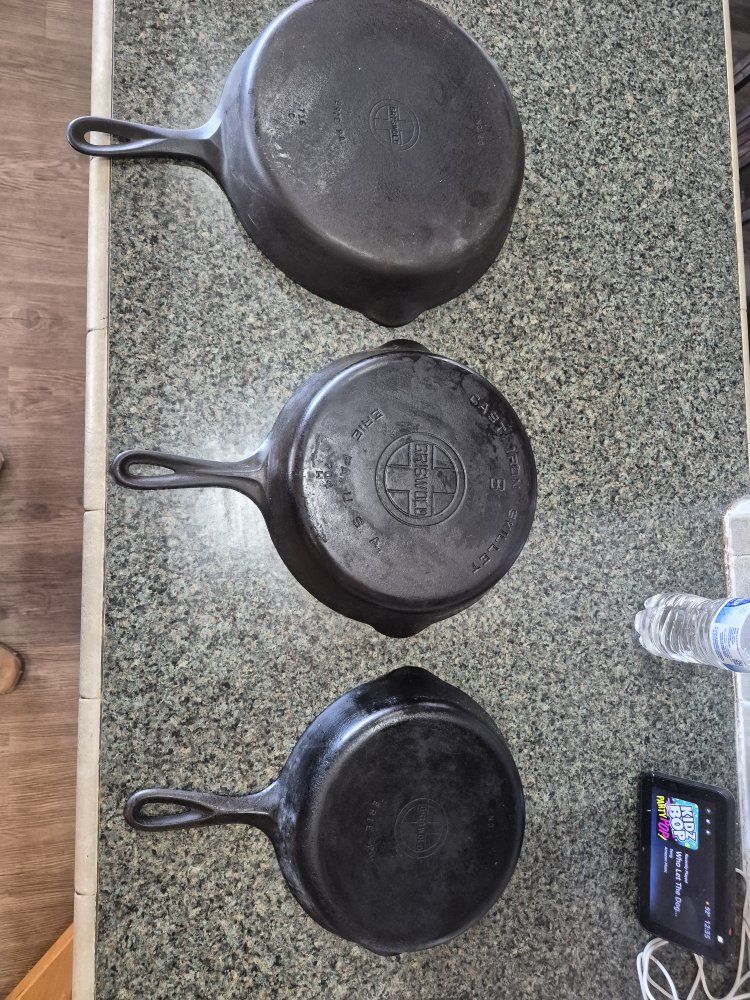 Vintage Griswold Cast Iron Skillet set. seasoned ready to cook.