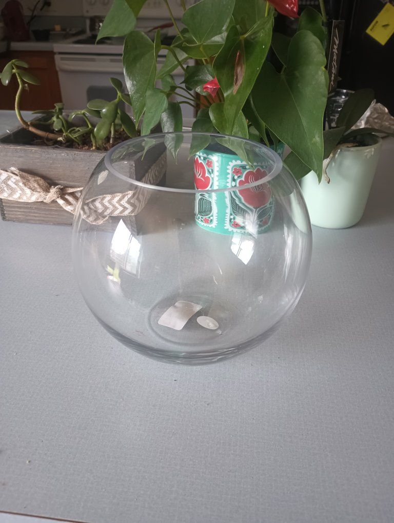 Clear Glass Round Wedding Globe vase. Set of 18 available 