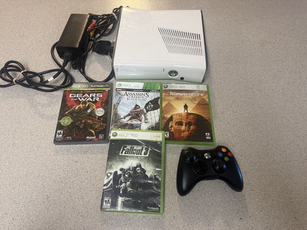 Microsoft Xbox 360 Slim 320GB 1439 White Console W/ Power Adapter & HDMI + 4 GAMES
