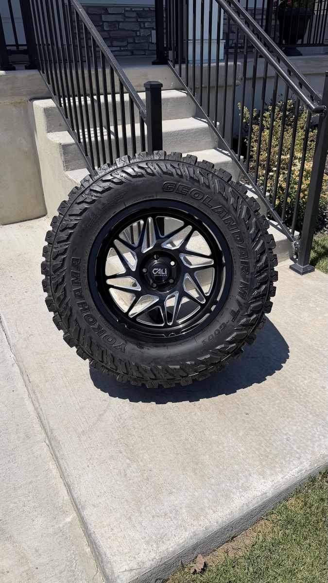 Jeep Wrangler Gladiator Rims and Tires 37/12.50R20 Yokohama Geolander MT like new