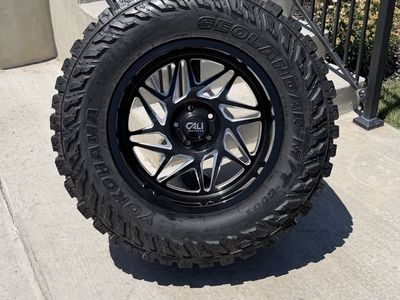 Jeep Wrangler Gladiator Rims and Tires 37/12.50R20 Yokohama Geolander MT like new