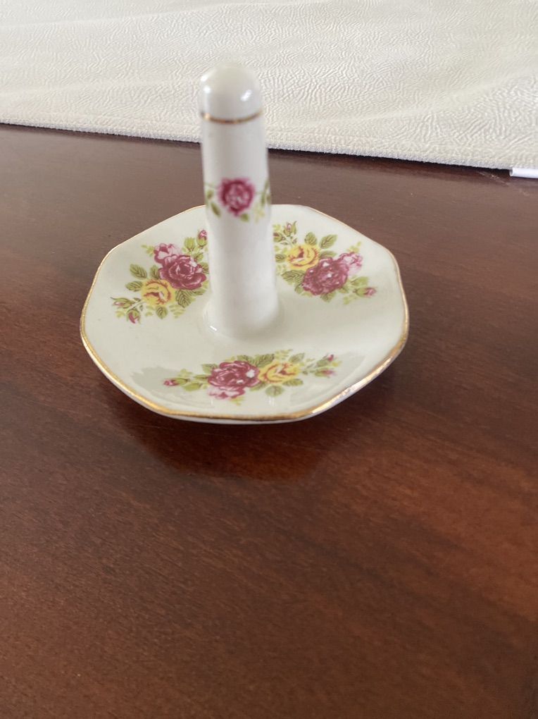 Vtg Porcelain Ring Tree-Roses, Gold Trim