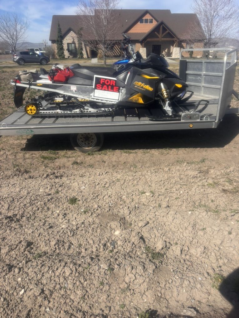 Ski-doo Summits Snowmobile