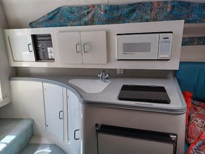 1995 Carver 250 Express Mid Cabin, sleeps 6