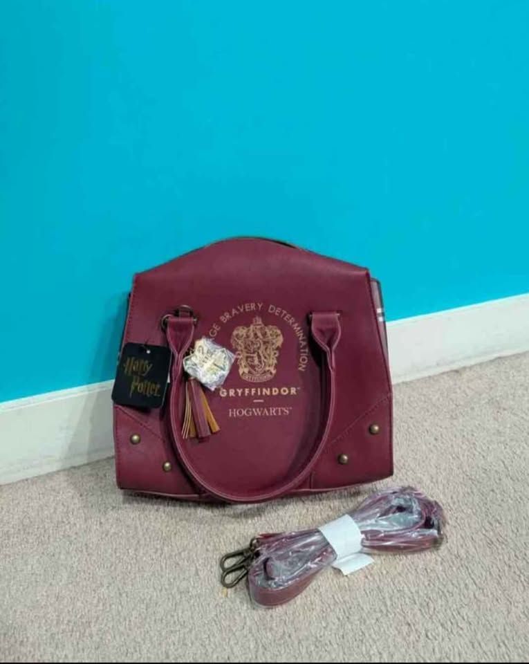 Gryffindor purse with optional strap