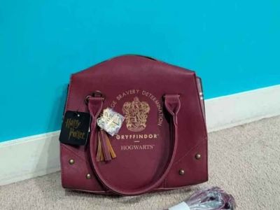 Gryffindor purse with optional strap