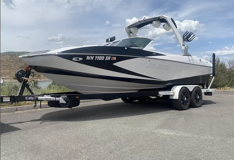 MB B52 Classic Surf Boat Rental | Lake Powell | Seats 16