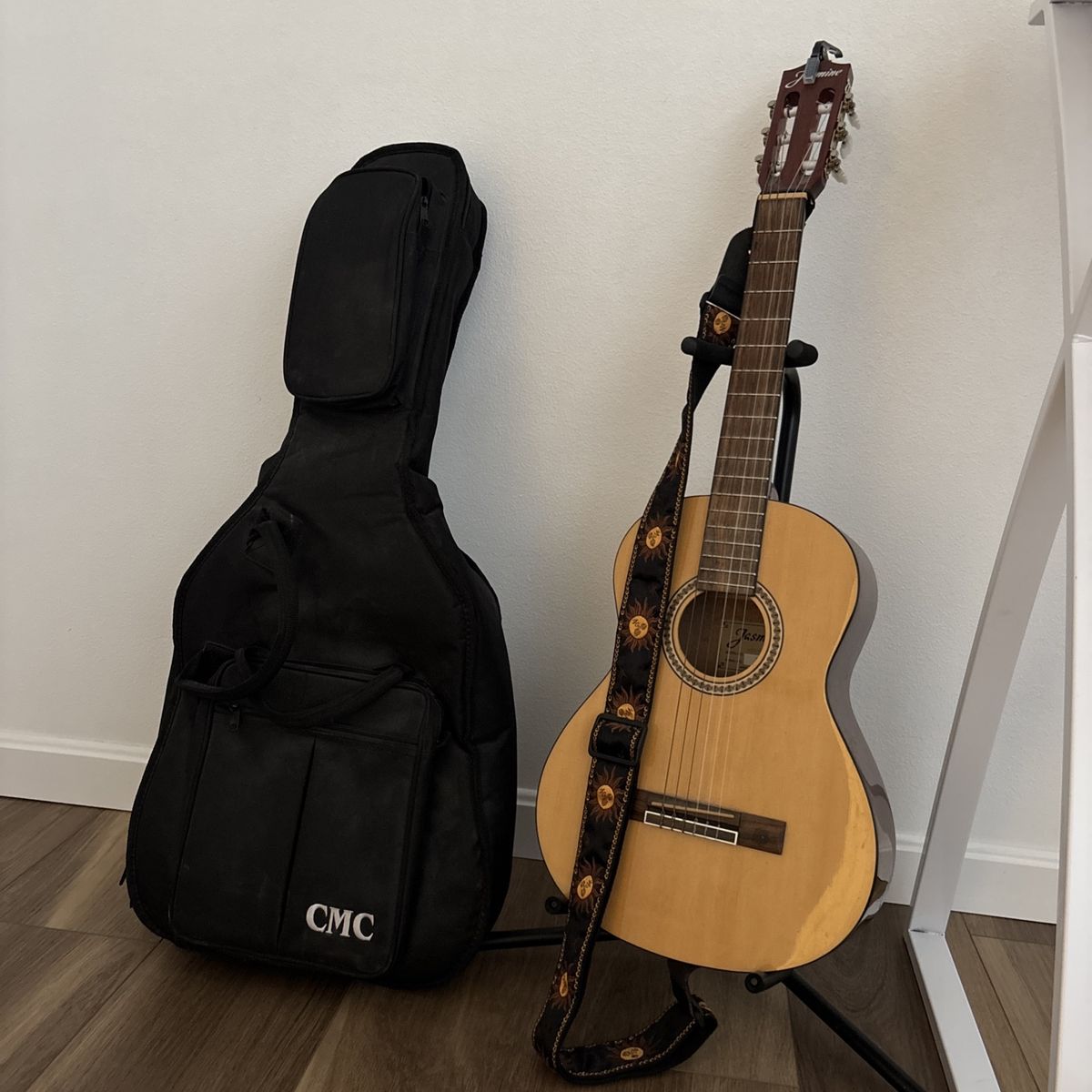 Jasmine Classical Acoustic Guitar with Gig Bag and Strap