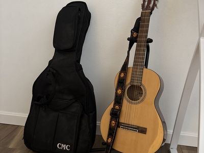 Jasmine Classical Acoustic Guitar with Gig Bag and Strap