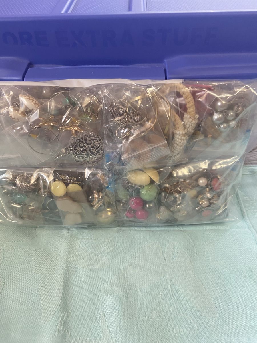 Jewelry (Lot of 76 Pairs of Earrings) Nice Look!