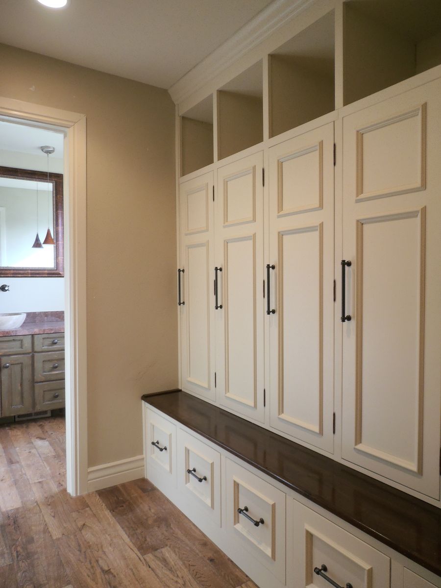 CUSTOM MUD ROOM ORGANIZERS, ENT. CENTERS, BOOKCASES, DESKS, CABINETRY