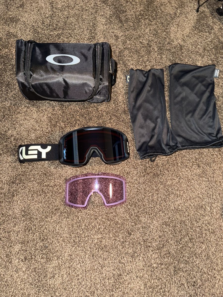 SNOWBOARD/SKI attire