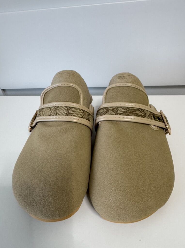 Women's Archival Buckle Round Toe Clogs size: 7