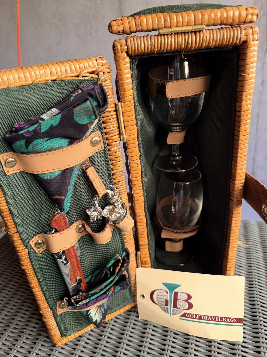 Wine Travel Bag of Sturdy Wicker