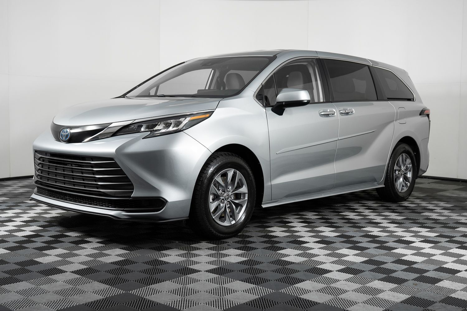 2022 TOYOTA SIENNA LE 8-Passenger