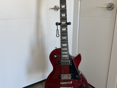 Epiphone Les Paul Studio with stand