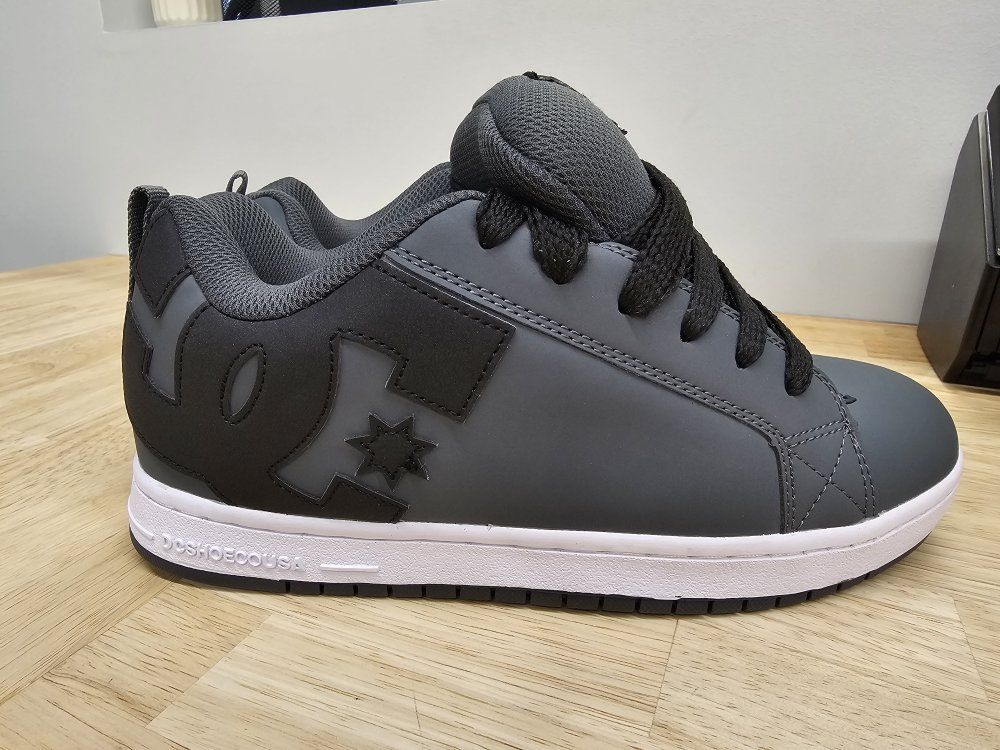 BRAND NEW DC Men's Court Graffik Shoes size 9.